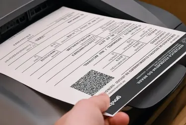Profissional manuseando impressora para impressão de CRLV-e em Trindade.